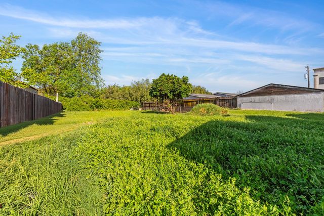 225 Ash Ave, Oakdale, CA 95361