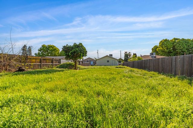 225 Ash Ave, Oakdale, CA 95361
