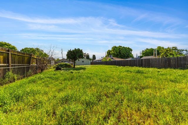 225 Ash Ave, Oakdale, CA 95361