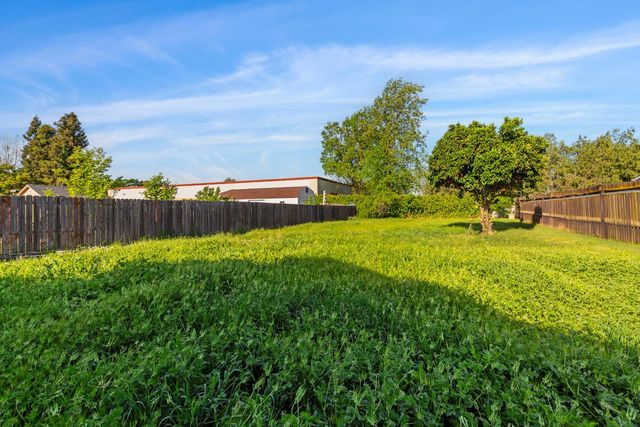 225 Ash Ave, Oakdale, CA 95361