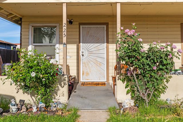 225 Ash Ave, Oakdale, CA 95361