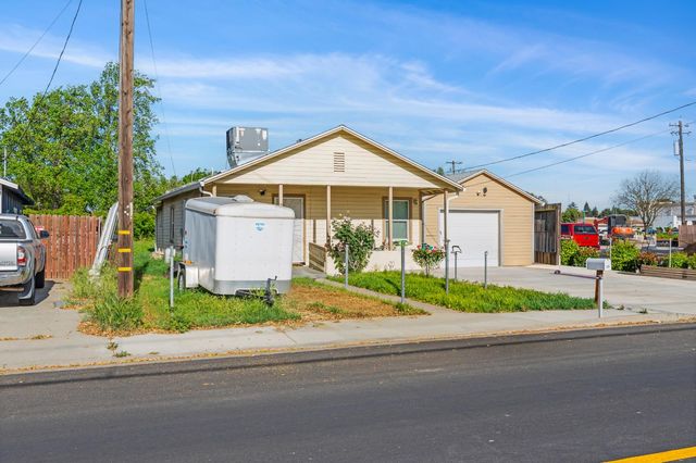 225 Ash Ave, Oakdale, CA 95361