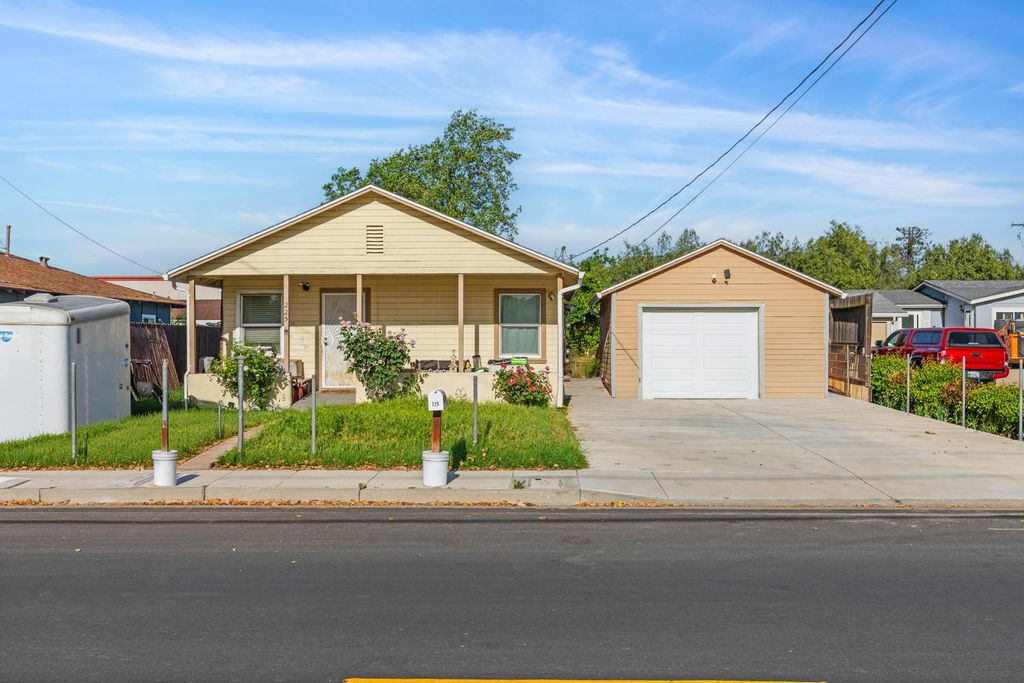 225 Ash Ave, Oakdale, CA 95361