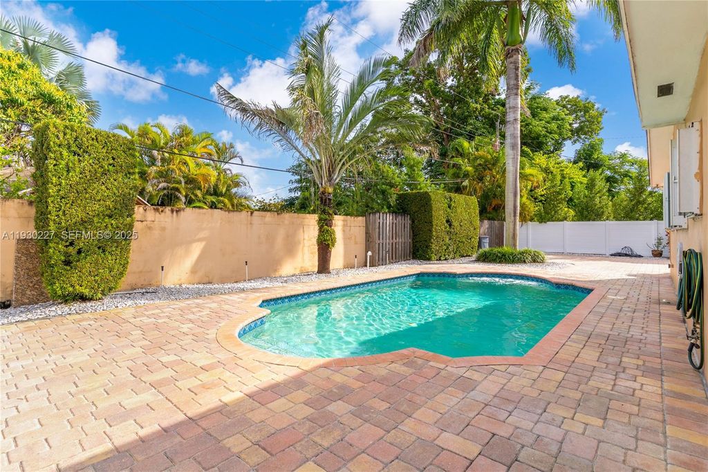 Image 30 of property listing at 11051 SW 69th Dr, Miami, FL 33173