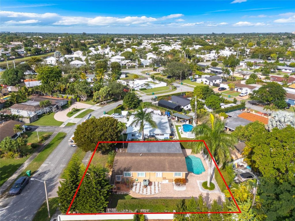 Image 33 of property listing at 11051 SW 69th Dr, Miami, FL 33173