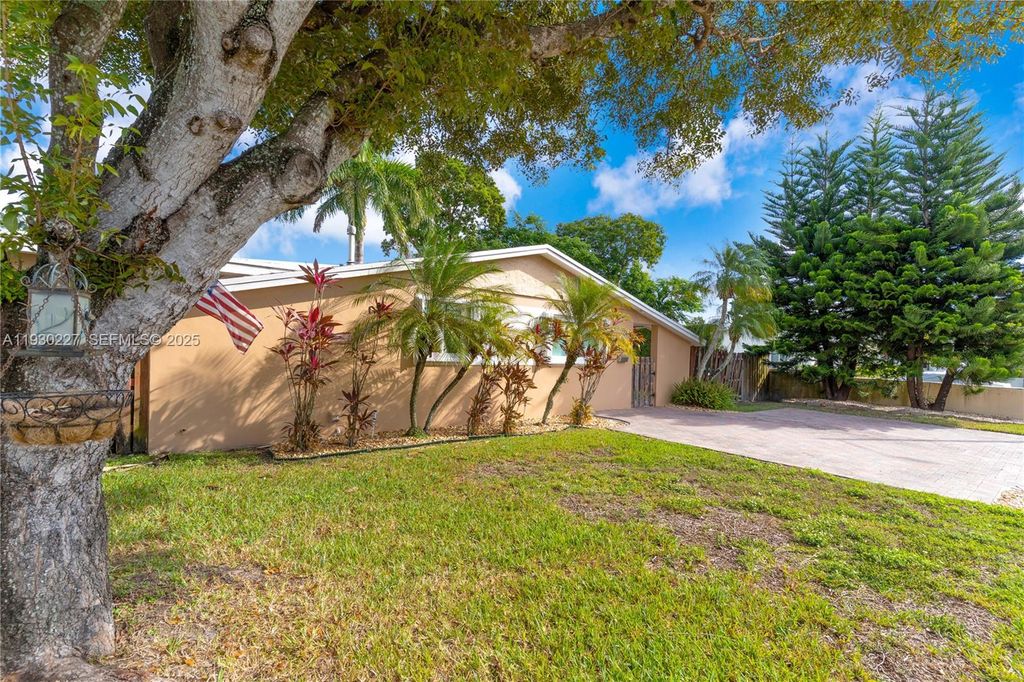 Image 4 of property listing at 11051 SW 69th Dr, Miami, FL 33173