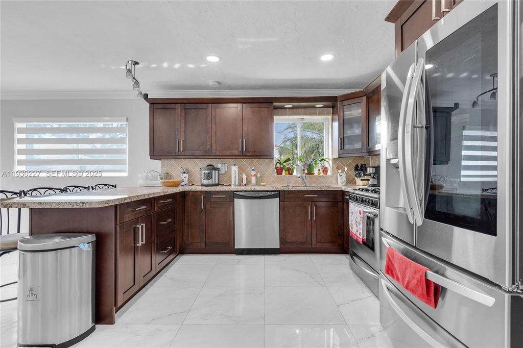 Image 8 of property listing at 11051 SW 69th Dr, Miami, FL 33173