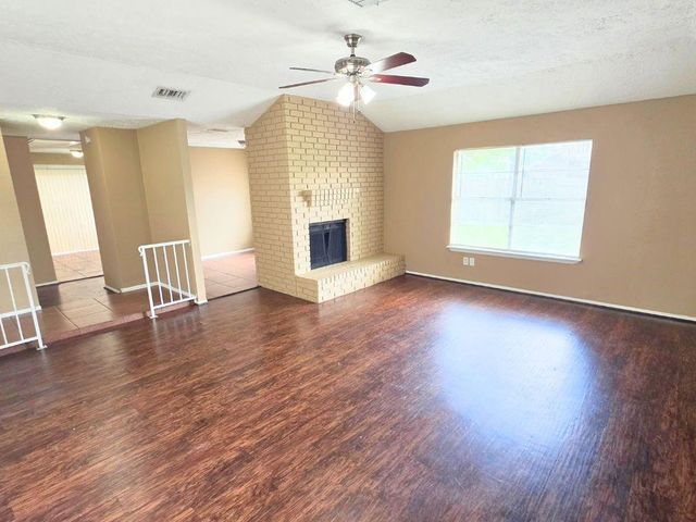 423 N Compass Rose Circle, Crosby, TX 77532