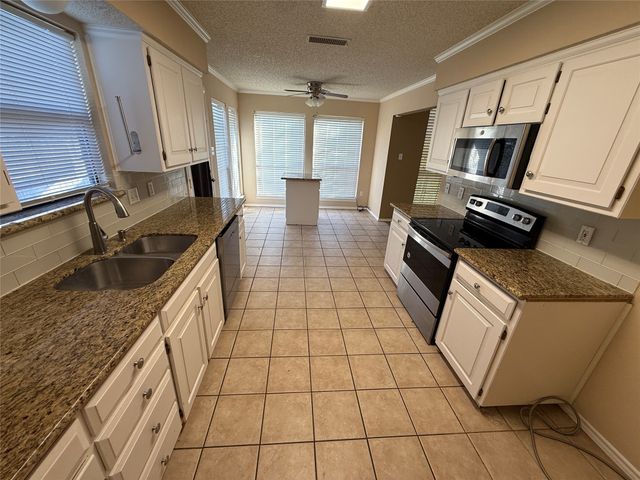 5731 Sterling Green Trail, Arlington, TX 76017