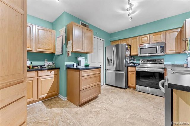 5457 Greenway Drive, Trenton, MI 48183