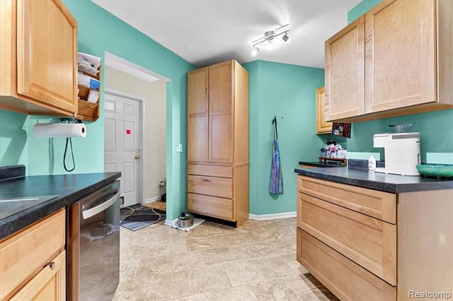 5457 Greenway Drive, Trenton, MI 48183