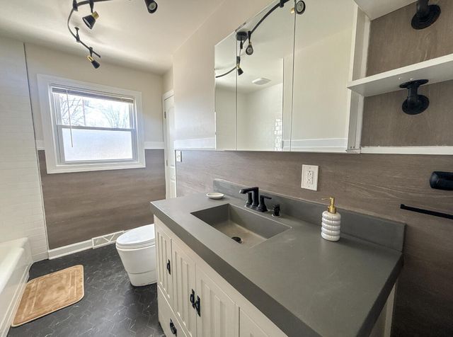 2698 County Line, Lake Station, IN 46405