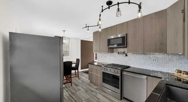 2698 County Line, Lake Station, IN 46405