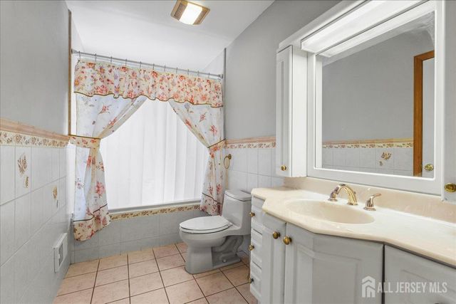 65 Hunter Lane, Woodbridge Proper, NJ 07095