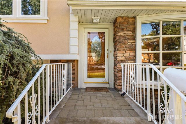 65 Hunter Lane, Woodbridge Proper, NJ 07095