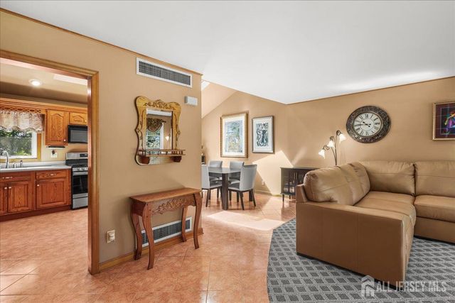 65 Hunter Lane, Woodbridge Proper, NJ 07095