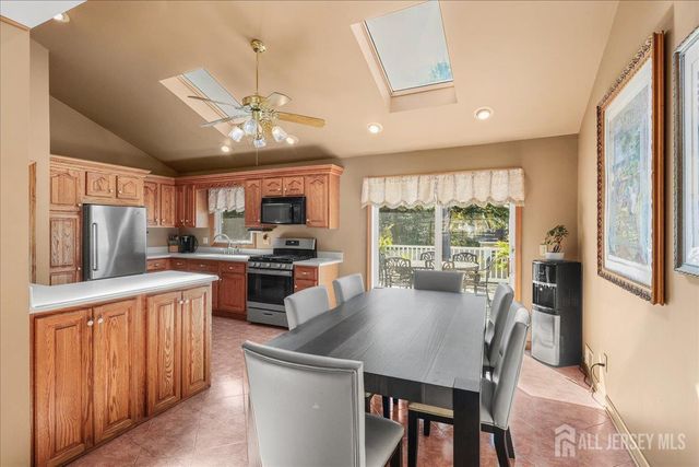 65 Hunter Lane, Woodbridge Proper, NJ 07095