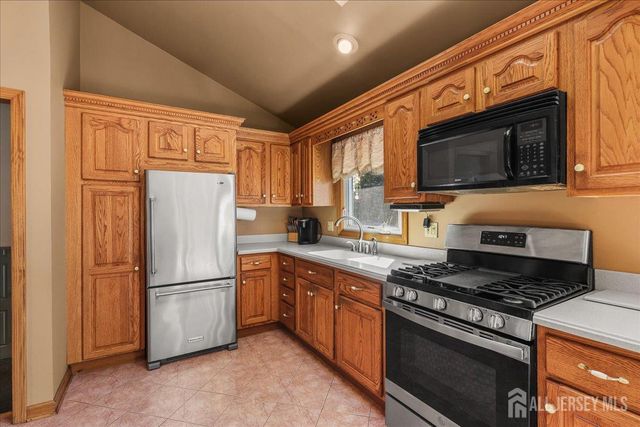 65 Hunter Lane, Woodbridge Proper, NJ 07095