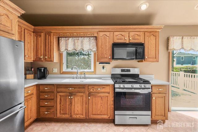 65 Hunter Lane, Woodbridge Proper, NJ 07095