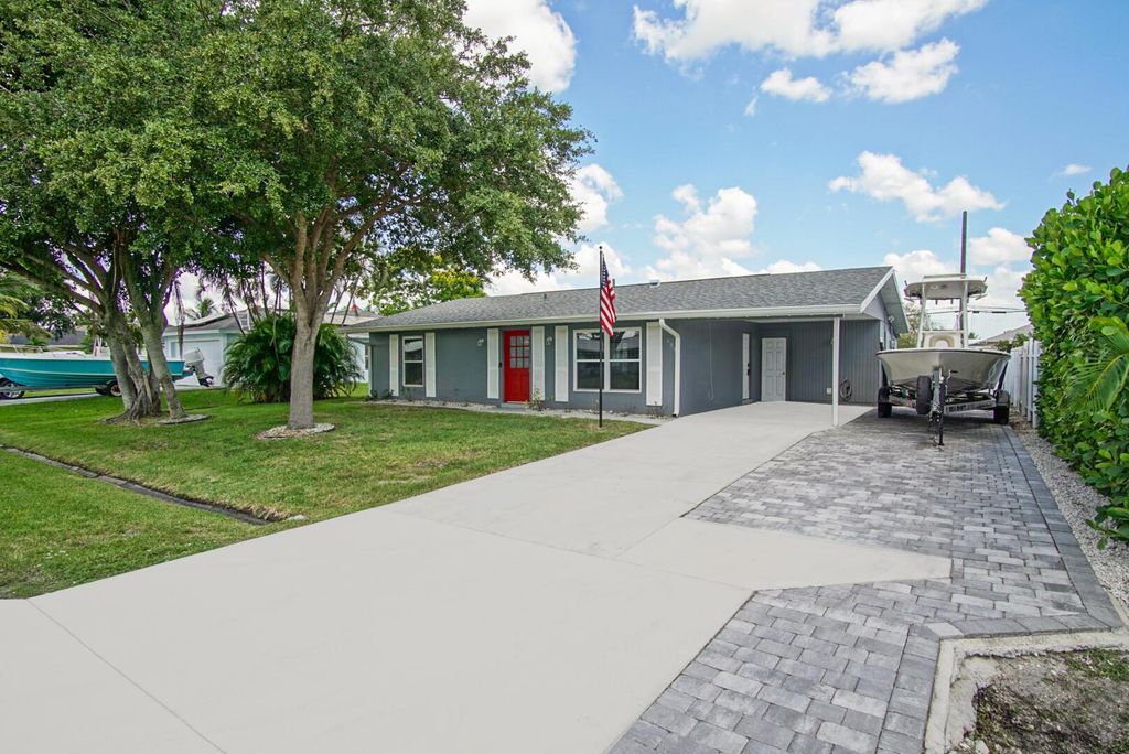 685 SE Chapman Avenue, Port St Lucie, FL 34984
