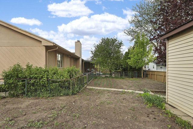8124 W Imperial DRIVE, Franklin, WI 53132