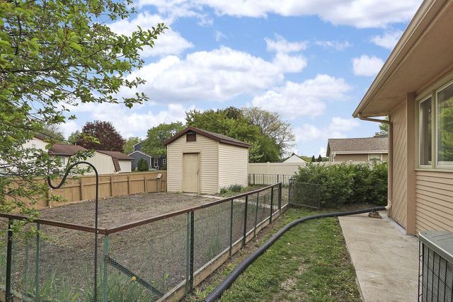 8124 W Imperial DRIVE, Franklin, WI 53132