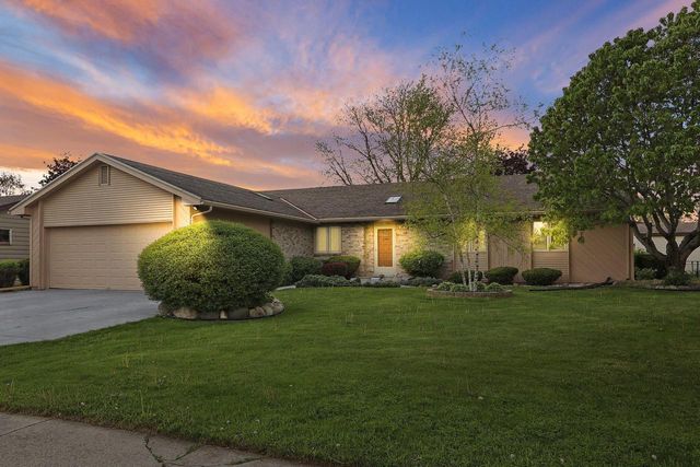 8124 W Imperial DRIVE, Franklin, WI 53132