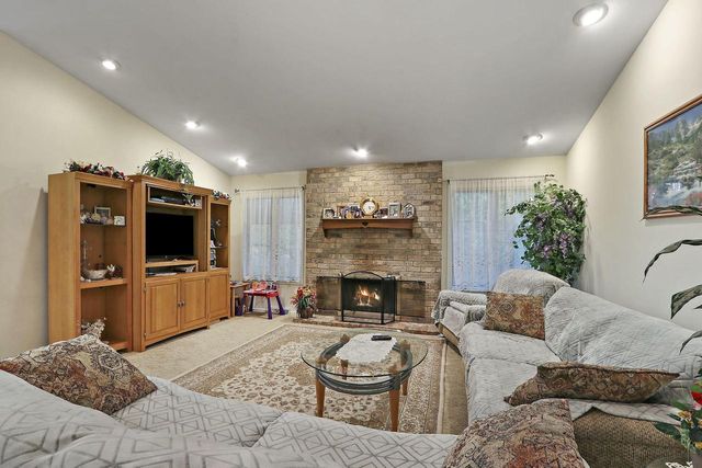 8124 W Imperial DRIVE, Franklin, WI 53132