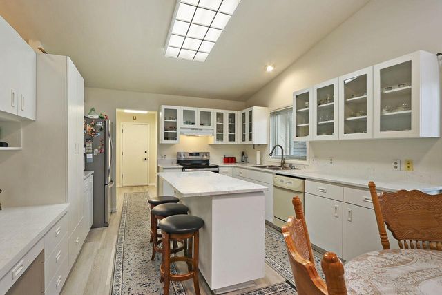 8124 W Imperial DRIVE, Franklin, WI 53132