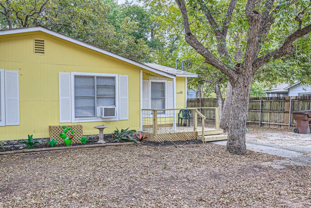 316 Plum ST, Lockhart, TX 78644