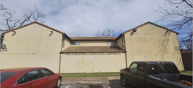 805 N Oak Street 105, Arlington, TX 76011