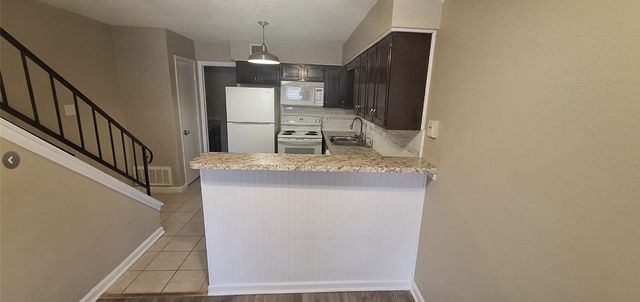 805 N Oak Street 105, Arlington, TX 76011