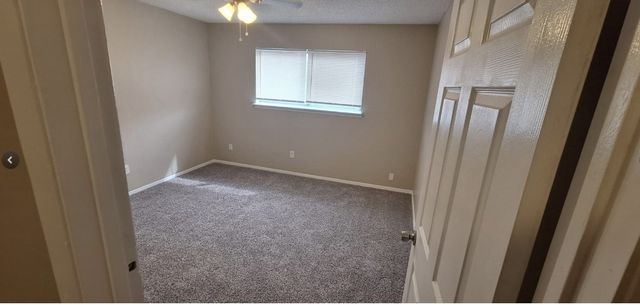 805 N Oak Street 105, Arlington, TX 76011