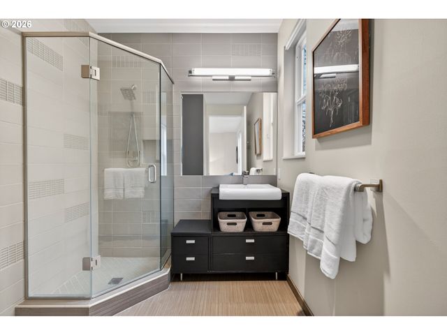 7616 Nw THOMPSON Rd, Portland, OR 97229