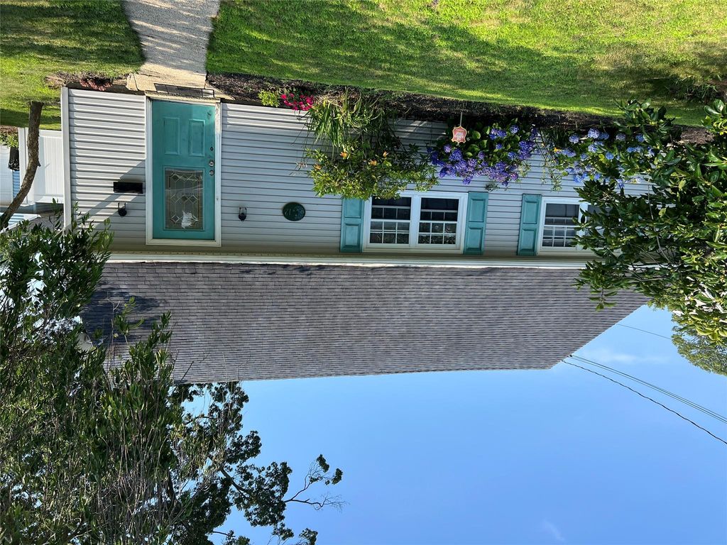 12 Florida Avenue, Copiague, NY 11726