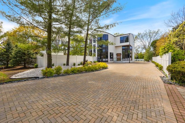 2110 Pfingsten Road, Northbrook, IL 60062