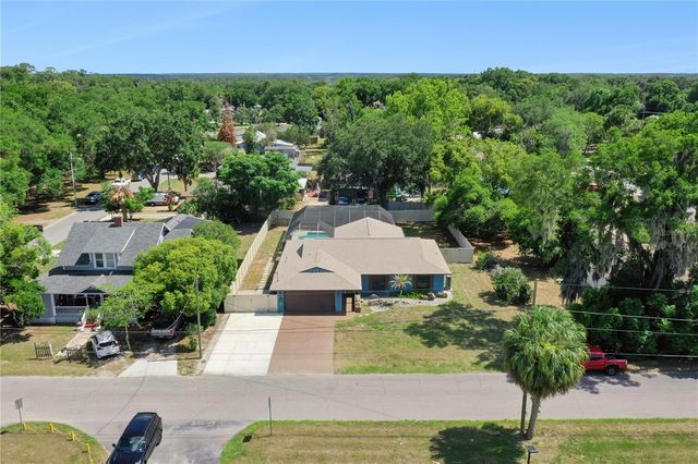 380 E LAKE STREET, Umatilla, FL 32784