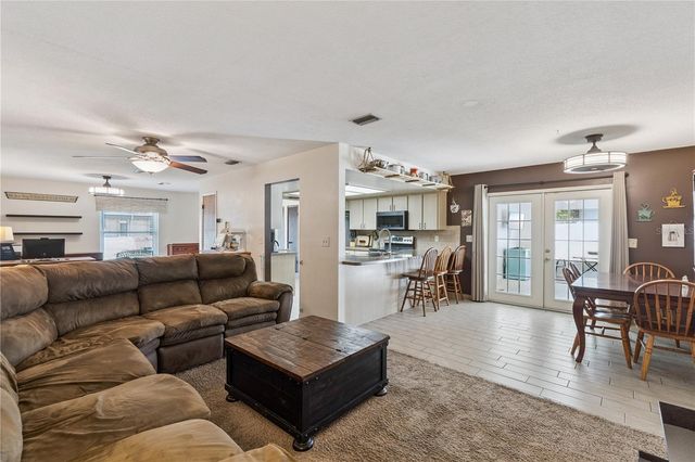 380 E LAKE STREET, Umatilla, FL 32784
