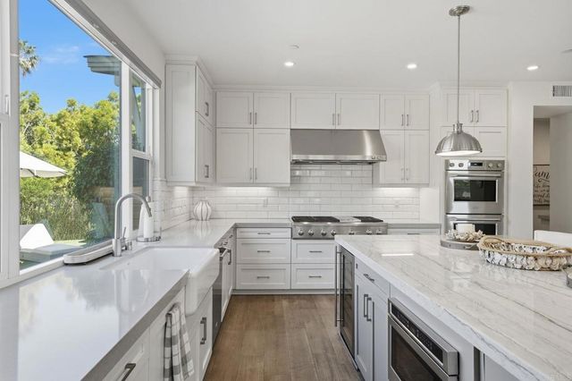 374 Fulvia Street, Encinitas, CA 92024