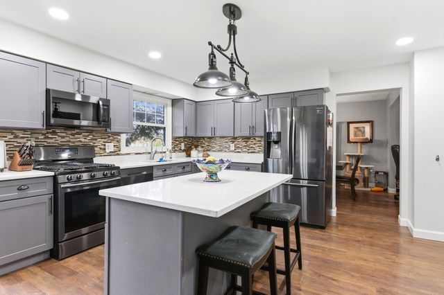 1150 Lehnertz Avenue, Aurora, IL 60505