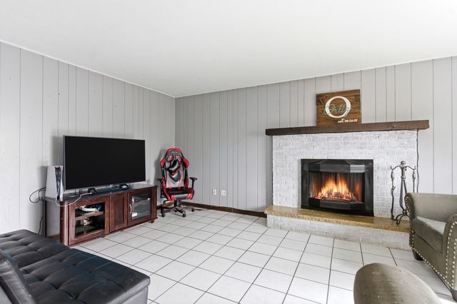 1150 Lehnertz Avenue, Aurora, IL 60505