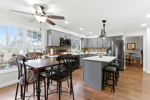 1150 Lehnertz Avenue, Aurora, IL 60505