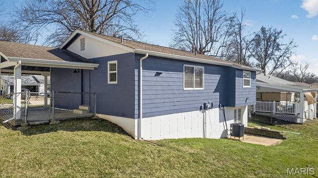 1415 Saint Theresa Lane, St Charles, MO 63304