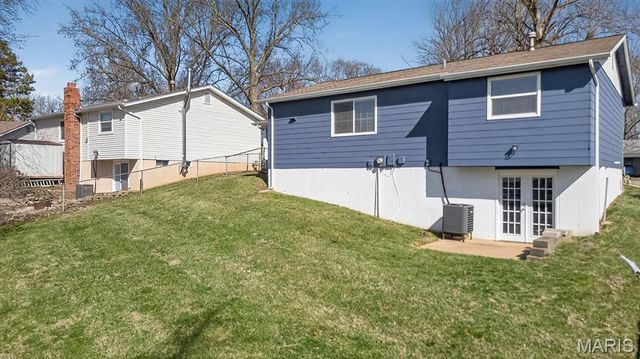1415 Saint Theresa Lane, St Charles, MO 63304