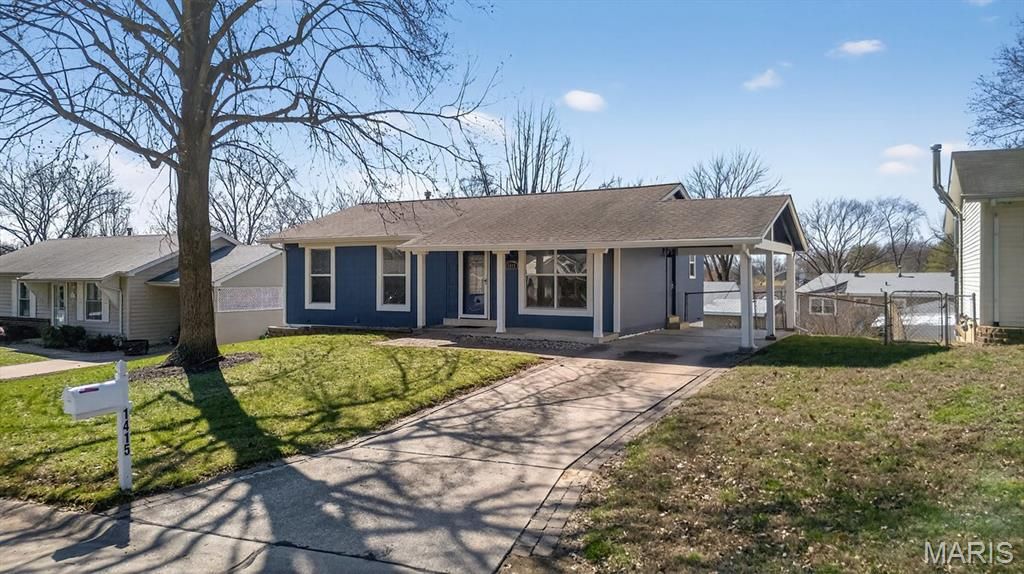 1415 Saint Theresa Lane, St Charles, MO 63304