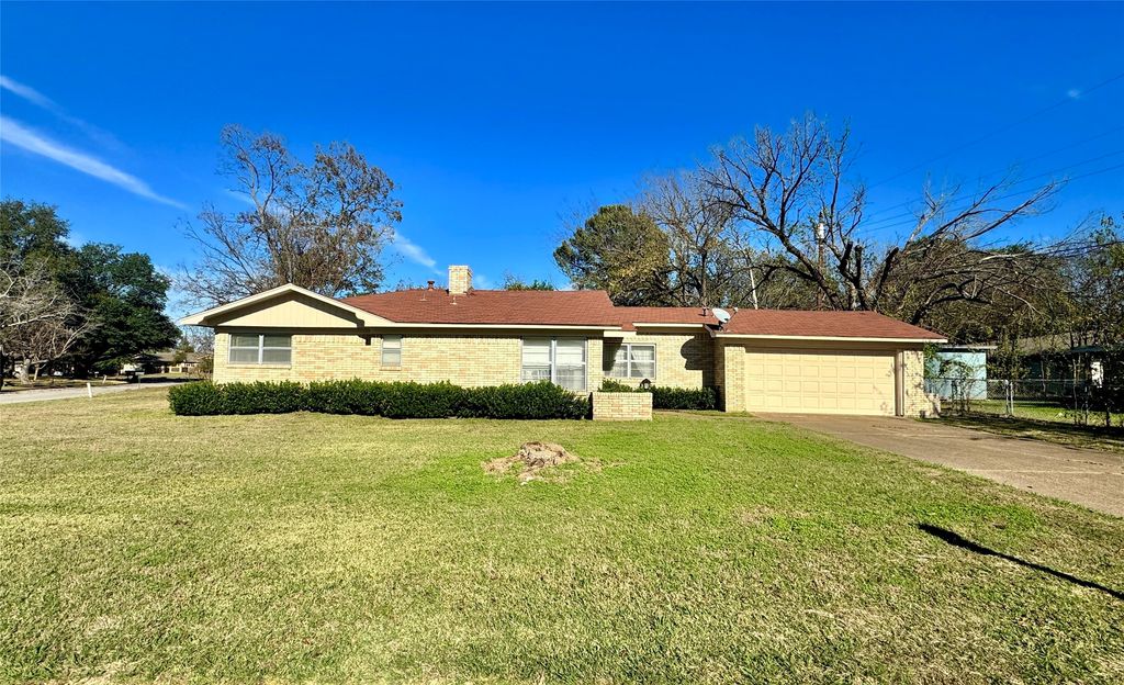 100 Poinsetta Circle, Terrell, TX 75160