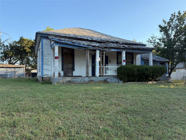1146 Alvarado Street, Cleburne, TX 76031