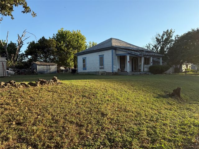 1146 Alvarado Street, Cleburne, TX 76031