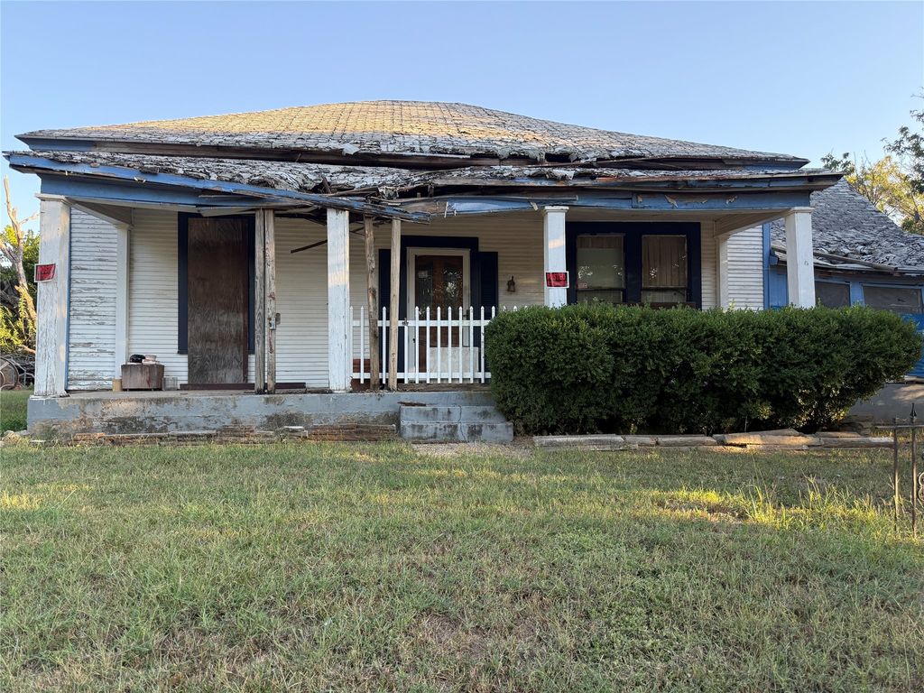 1146 Alvarado Street, Cleburne, TX 76031