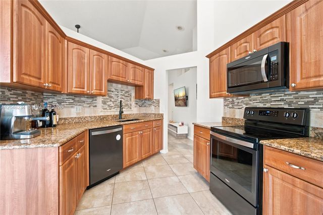 2810 NW 70th Ave, Margate, FL 33063